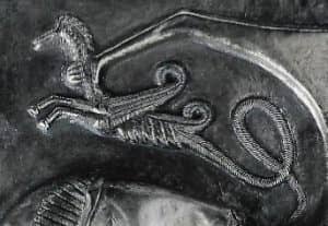 Le dragon en gros plan. Plaque du dieu aux dragons. Détail de la partie haute de la plaque du chaudron de Gundestrup, Ier siècle av. J.-C.