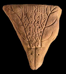 CERNUNNOS (FONTAINEBLEAU). Personnage portant une ramure de cervidé qui évoque le dieu celtique Cernunnos.